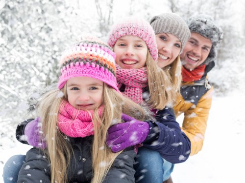 Familie beim Rodeln