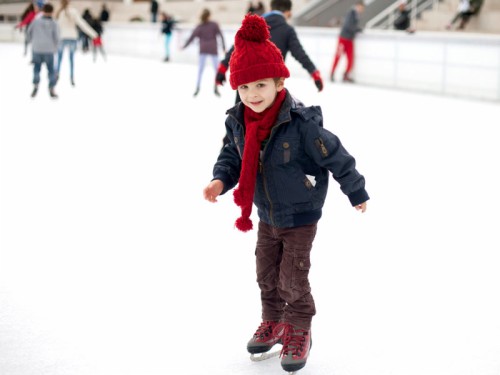 Kind beim Eislaufen